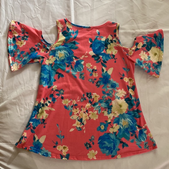 Cold shoulder Top - Picture 3 of 7